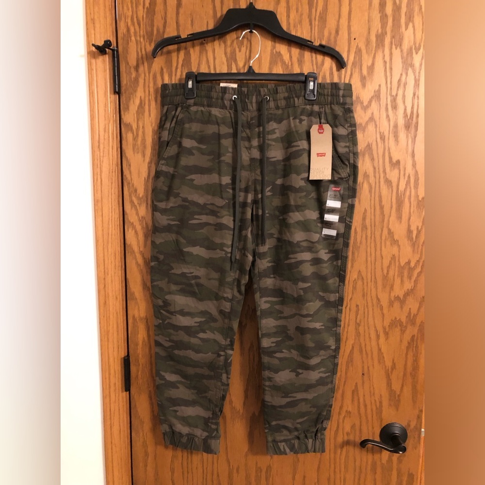 LeVi’s Jet Set Taper Camo Jogger